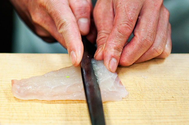 Ganz ohne Handschuhe: Die traditionelle Sushi-Zubereitung in Japan.