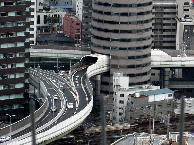 Eine Stadtautobahn in Osaka.
