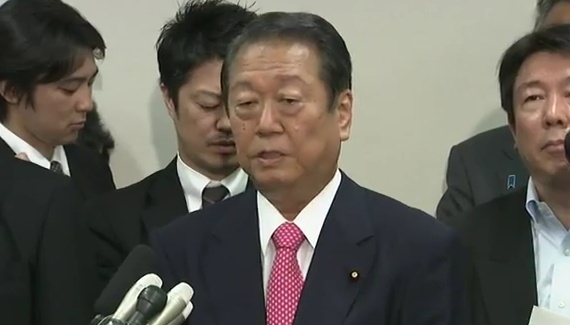Ichiro Ozawa verkündet seinen Rücktritt aus der Regierungspartei.