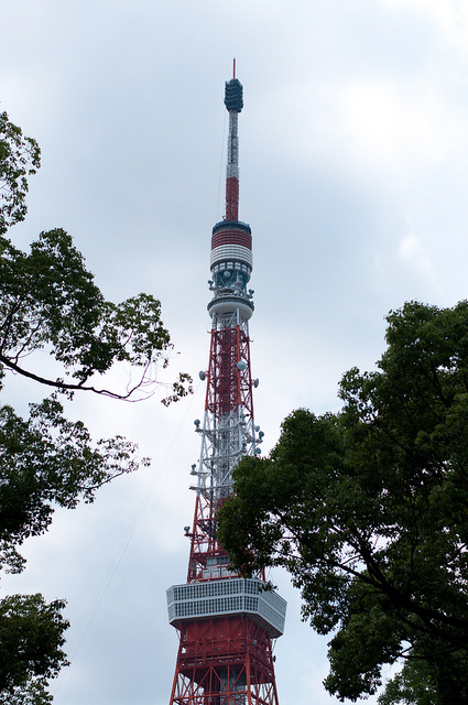 Die Bauarbeiten an der Antenne des Tokyo Towers.