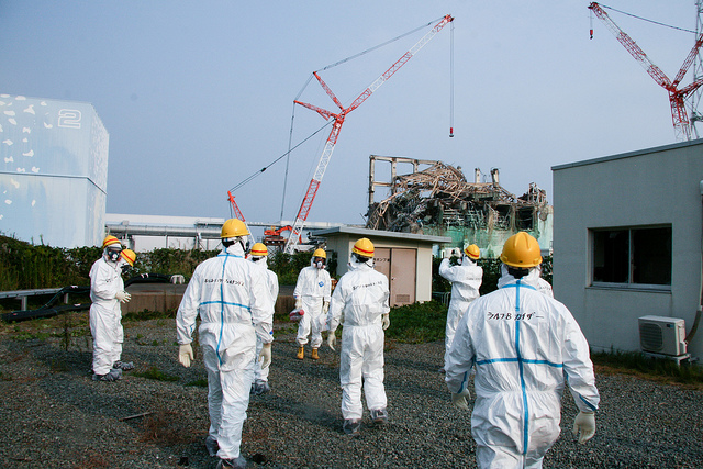 Mitarbeiter der Internationalen Atomenergie-Organisation besuchen das AKW-Gelände von Fukushima im Oktober 2011.