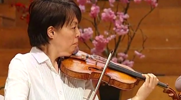 Yuzuko Horigome und ihre Geige: Während eines Benefizkonzerts für die Tsunam-Opfer in Brüssel.