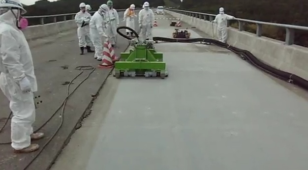 Dekontaminierungsversuche für die Joban-Autobahn.