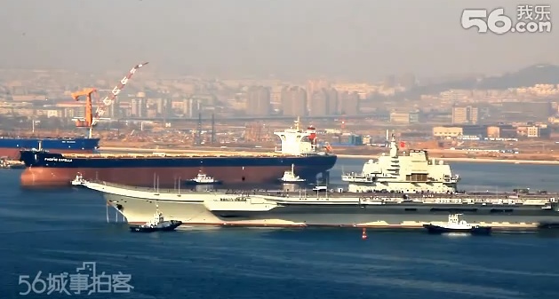 Chinas erster Flugzeugträger im Hafen von Dalian.