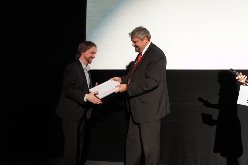 Winterthurs Stadtpräsident Michael Künzle überreicht Thomas Köhler die Ehrenurkunde.
