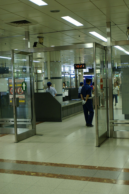 Ein ID-Kontrollposten am Eingang zum Flughafen Narita.