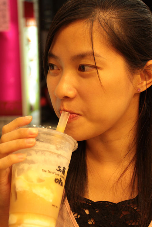 Ein Taiwanerin mit einem Vanilleeis-Bubble-Tea.