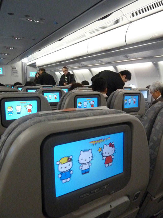 Hello Kitty und Freunde begrüssen Passagiere an Bord.
