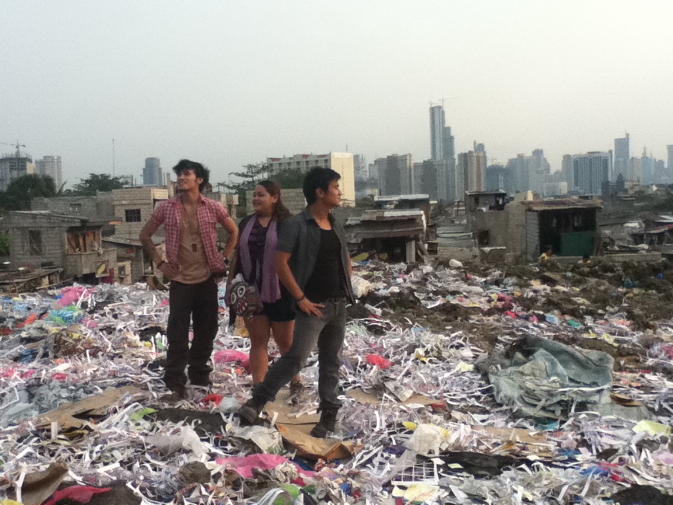 Im Ghetto von Manila: Eine Begutachtung am Filmset.