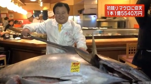 Kiyoshi Kimura präsentiert seinen Millionenfisch in seinem Restaurant.