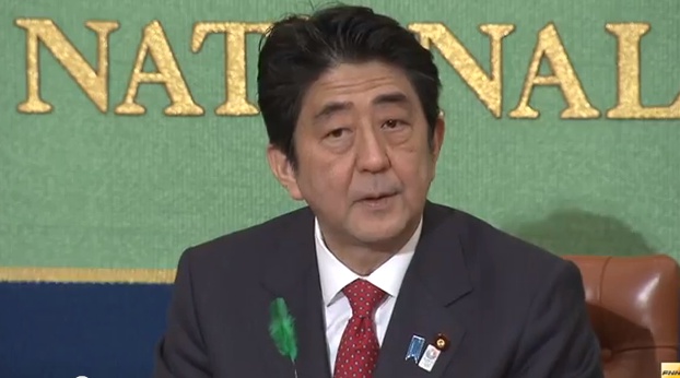 Premierminister Shinzo Abe stellt der Presse seine Strategie für das Wirtschaftswachstum vor.