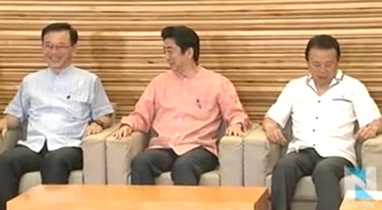 Ganz in rosa: Premierminister Shinzo Abe trägt ein Kariyushi.