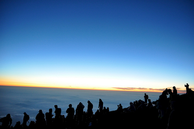 Massenandrang auf dem Gipfel des Fuji.