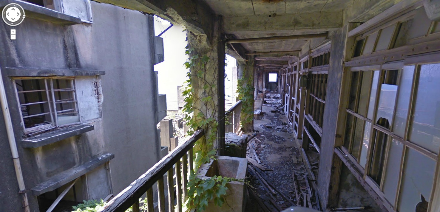 Spaziergang durch einen zerfallenen Wohnblock auf Hashima.