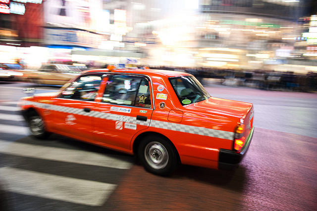 Den Überlick nicht verlierend: Ein Taxi in Tokio.