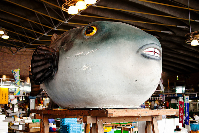 Eine Fugu-Statue auf dem Karato-Fischmarkt von Shimonoseki.