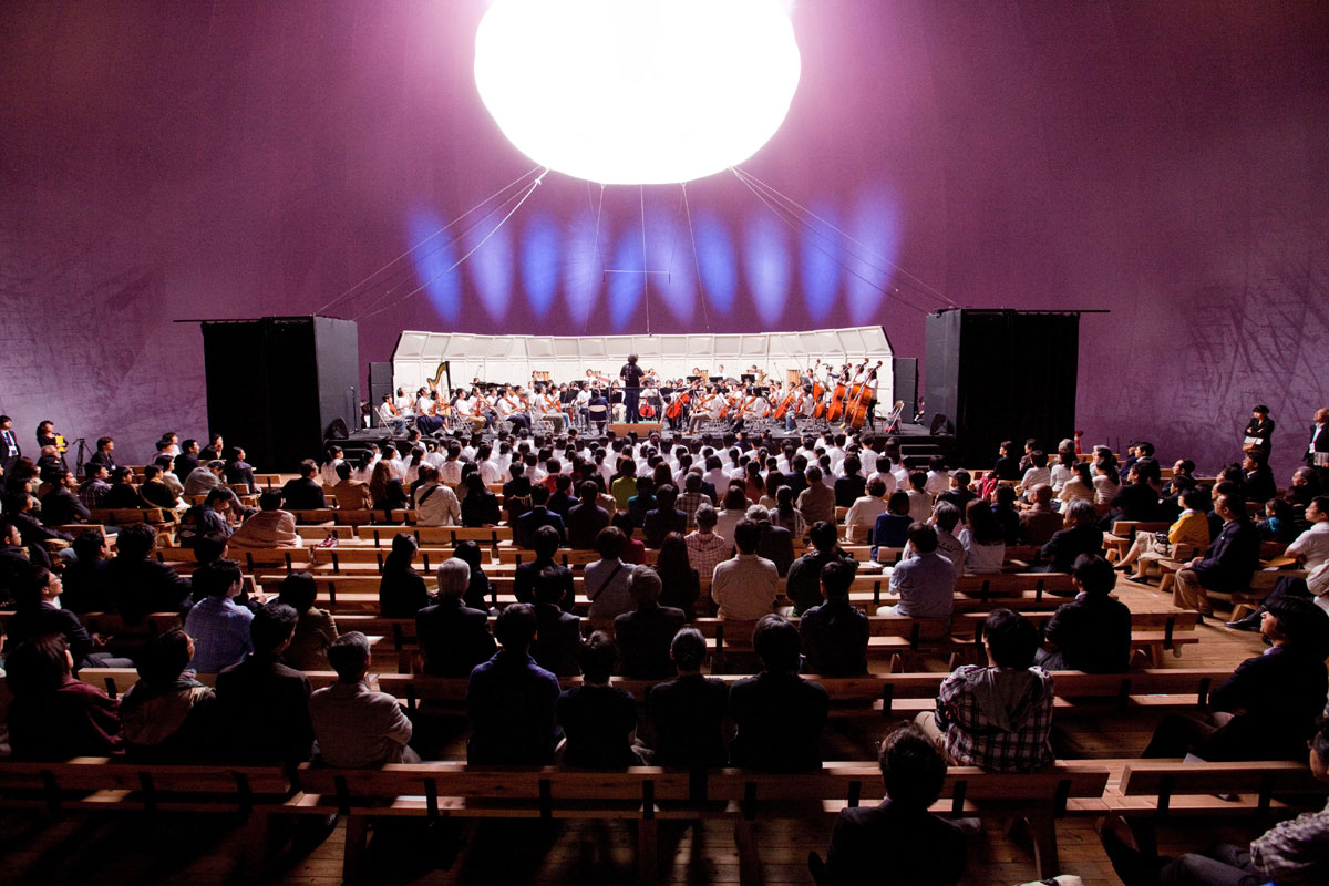 Im Innern der Ark Nova. Gustavo Dudamel spielt mit dem Tohoku Youth Orchestra.