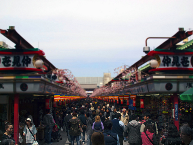 Touristen beim Senso-ji in Asakusa.