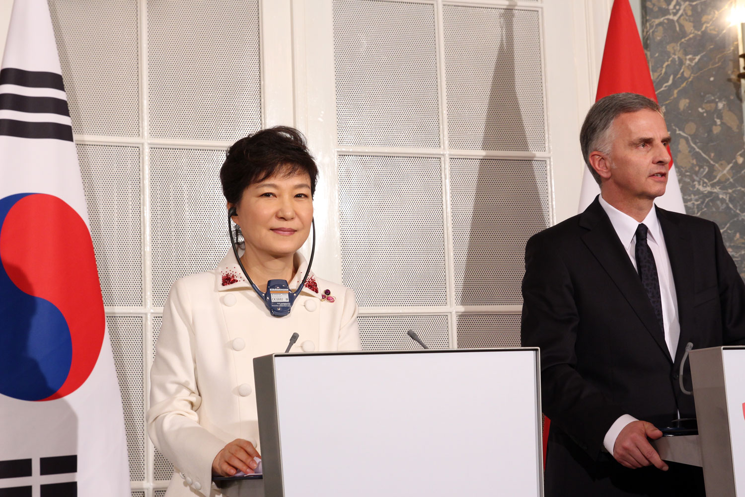 Südkoreas Präsidentin Park Geun-hye und der Schweizer Bundespräsident Didier Burkhalter bei der Pressekonferenz.