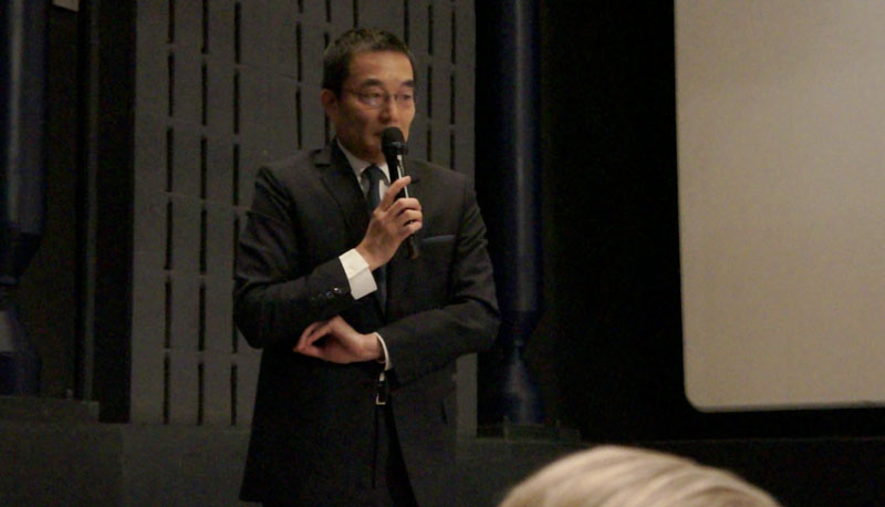 Der sichtlich berührte Botschafter Okada nach dem Film.