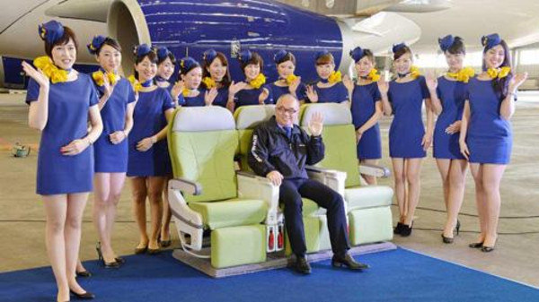 Shinichi Nishikubo und seine Flight Attendants.