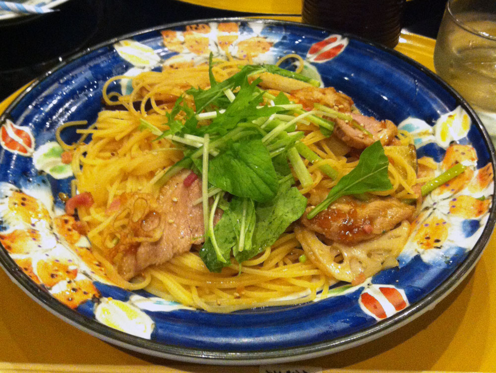 Wafu-Spaghetti im Restaurant Pontoiru in Osaka.