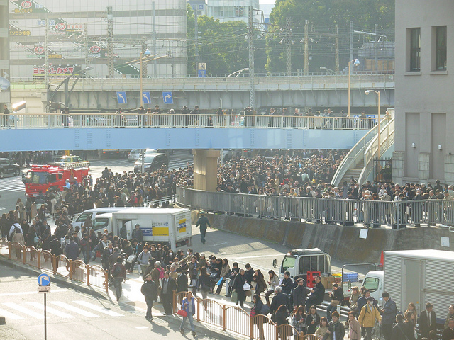 Stundenlanges Warten: Pendler vor einem Bahnhof in Tokio nach dem Beben am 11. März 2011.