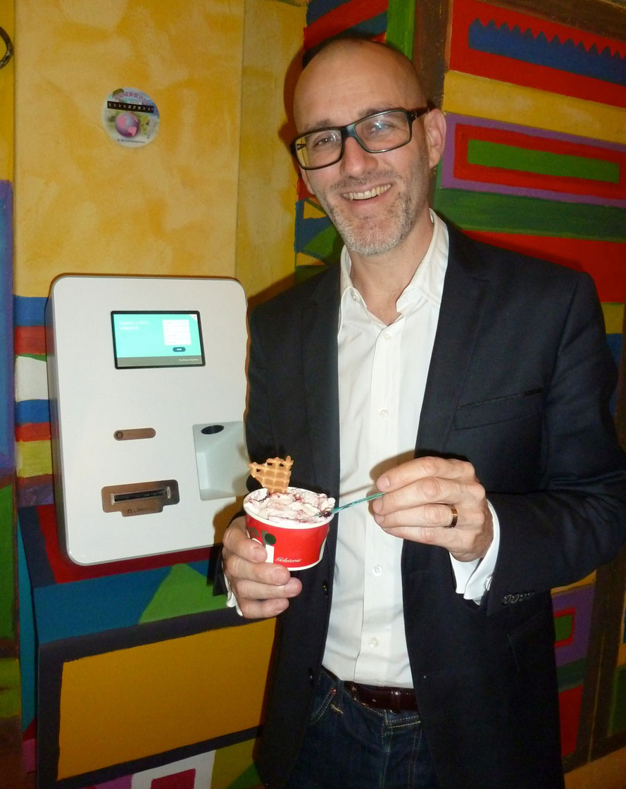 Nathan Kaiser geniesst sein Waldbeer-Eis vor Taiwans erstem Bitcoin-Automaten.