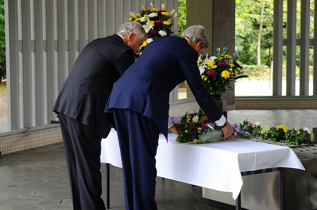 Chuck Hagel und John Kerry im Nationalfriedhof Chidorigafuchi.