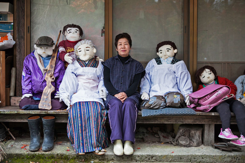 Ayano Tsukimi mit ihren Puppen.