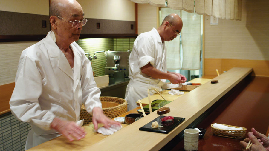 Szene aus dem Film «Jiro Dreams of Sushi»: Jiro Ono und Sohn Yoshikazu bei der Arbeit.