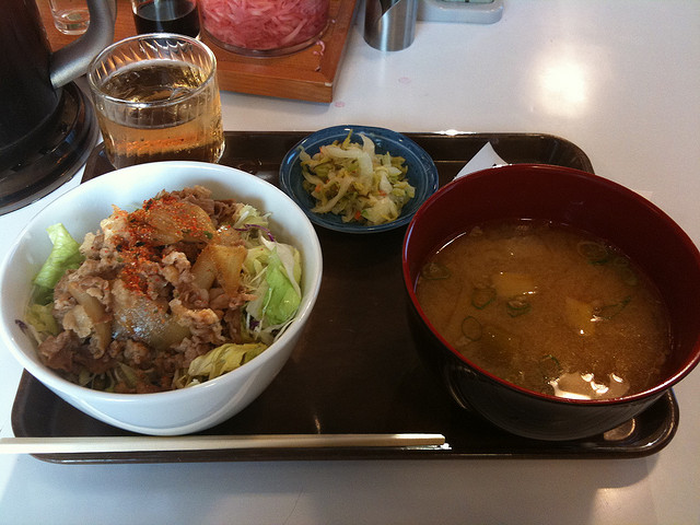 Ein Gyudon-Menü bei Sukiya.