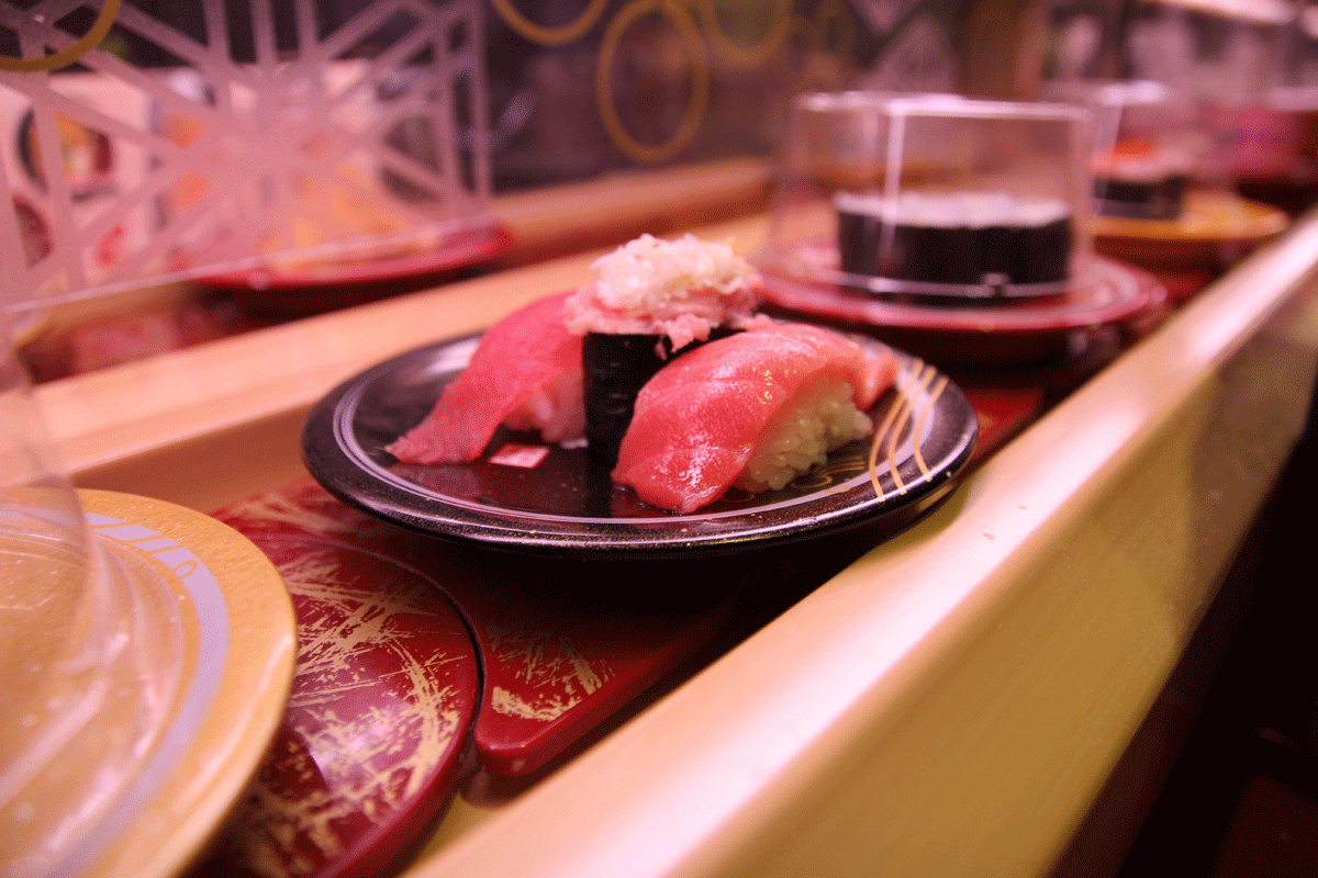 Sushi auf dem Förderband.