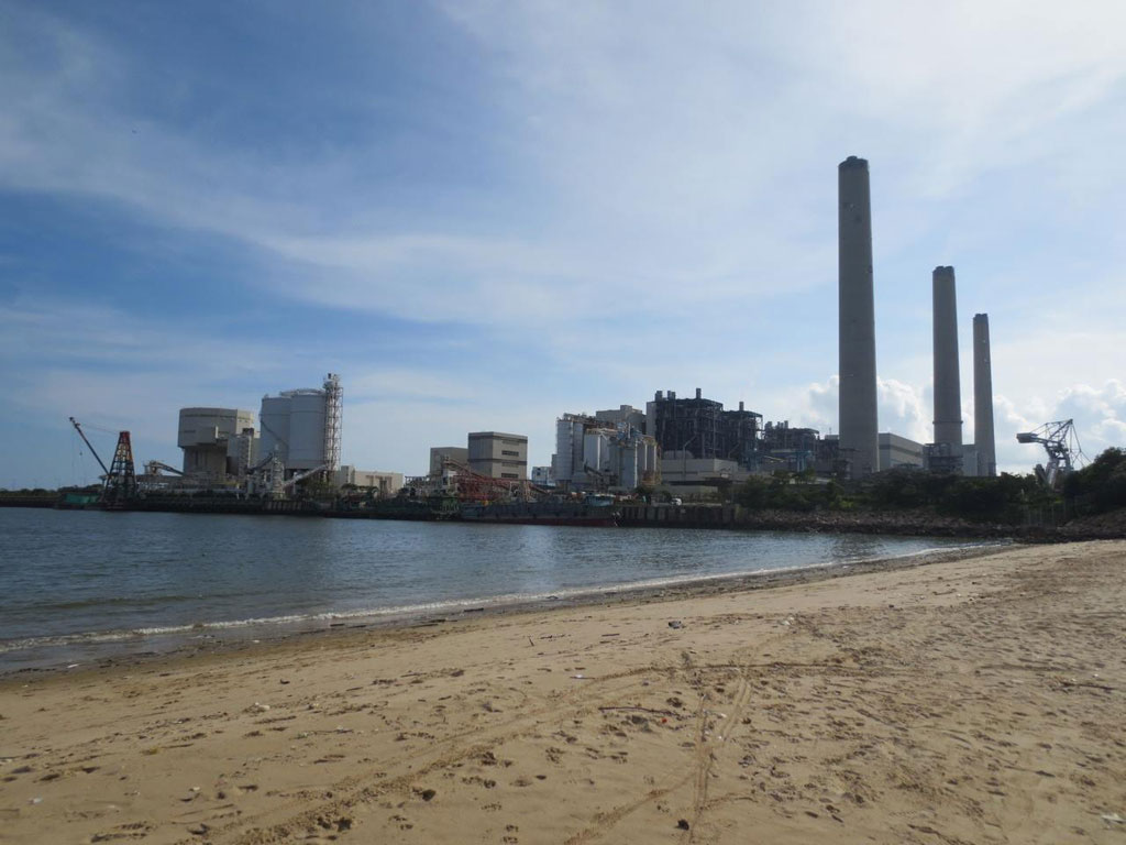 Das Kohlekraftwerk mit dem anliegenden Strand.