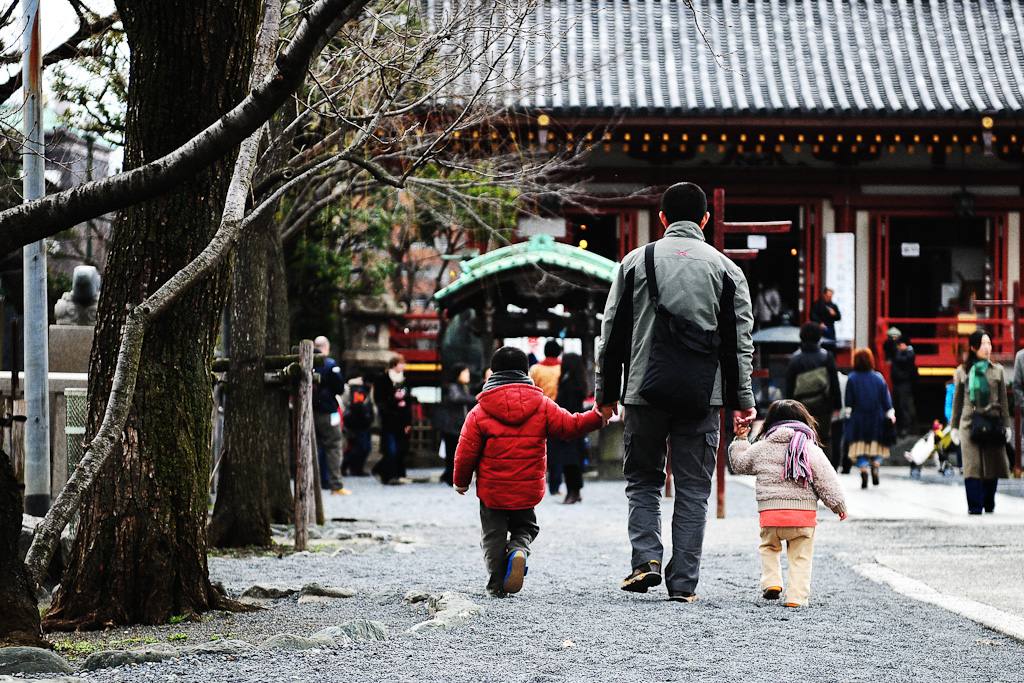 Vater mit Kindern beim Tempelbesuch in Ueno.