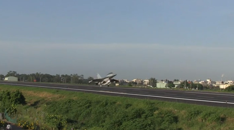 Ein Jet testet auf der Autobahn den Notfall.