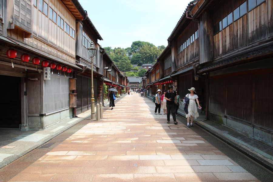 Die pittoreske Hauptstrasse im Teehausviertel von Kanazawa.