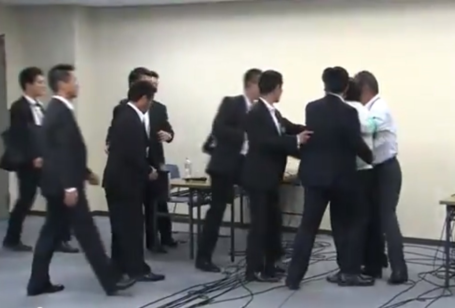 Hashimoto und Sakurai während des Streitgesprächs.