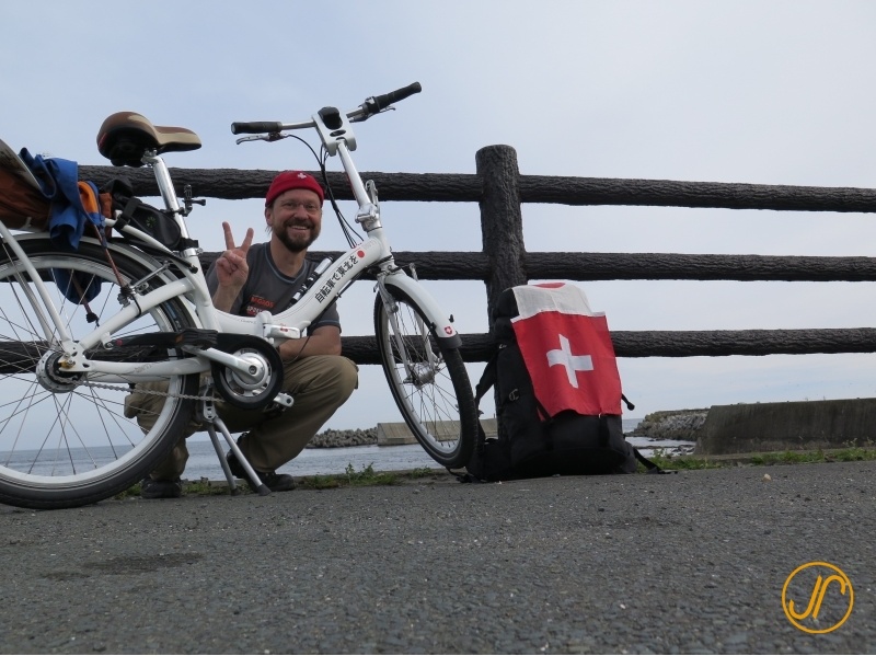 Thomas Köhler mit seinem Fahrrad in Tohoku.