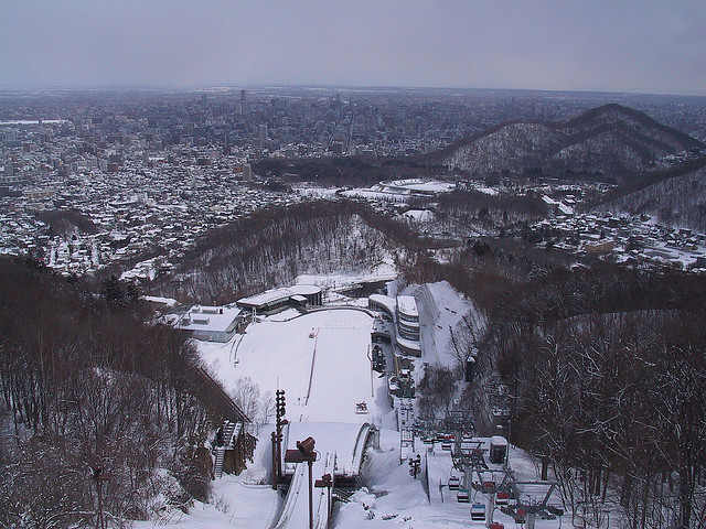 Der Blick von der Olympischen Skisprungschanze auf Sapporo.