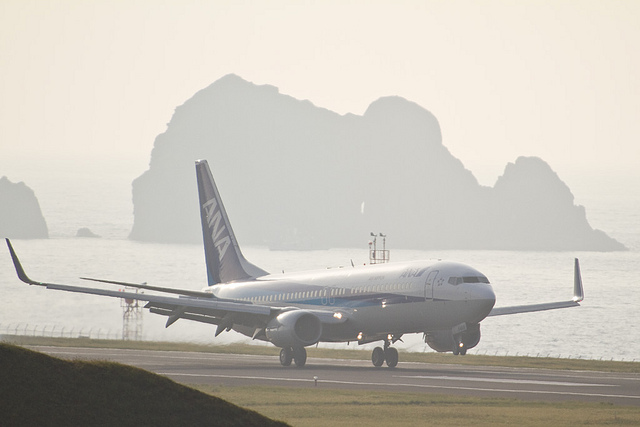Eine ANA-Flugzeug landet in Tottori.