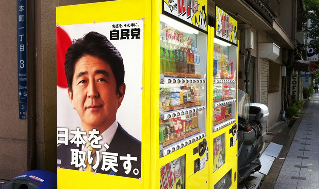 Shinzo Abe auf einem Wahlplakat von 2012.
