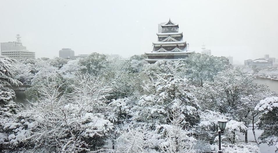 Kein alltägliches Bild: Hiroshima im Schnee.