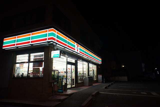Ein Seven-Eleven in der Nacht.