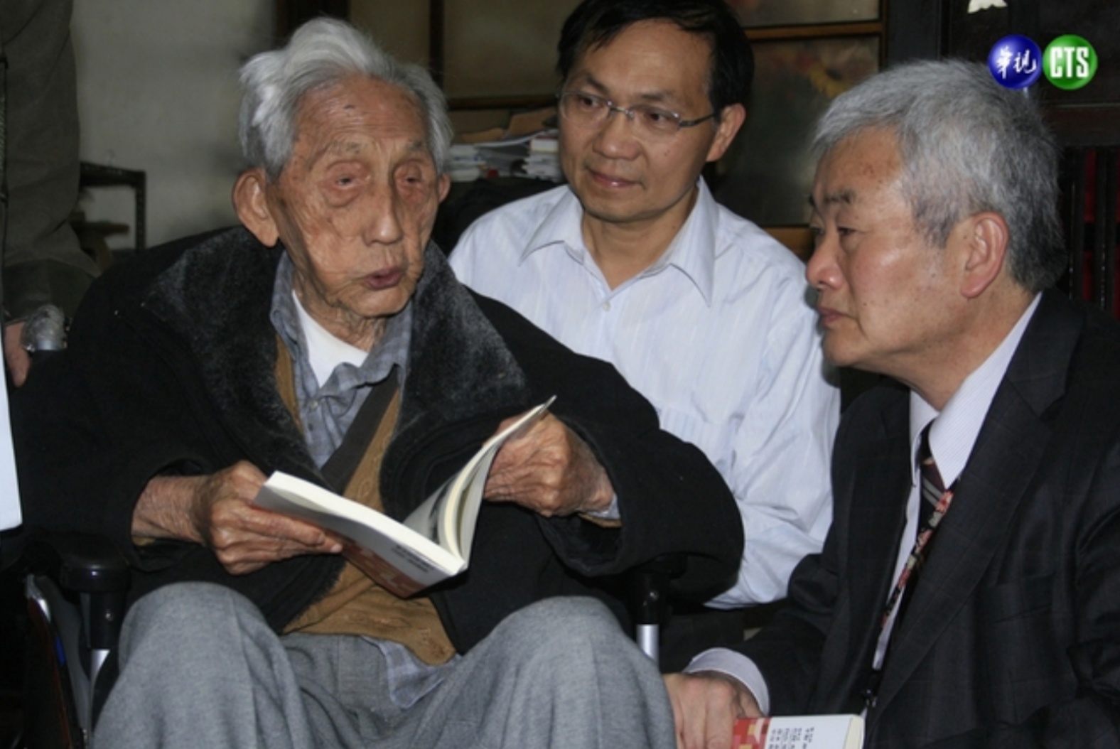 Wang Wenqi (links) mit Sohn Wang Bodong (Mitte).