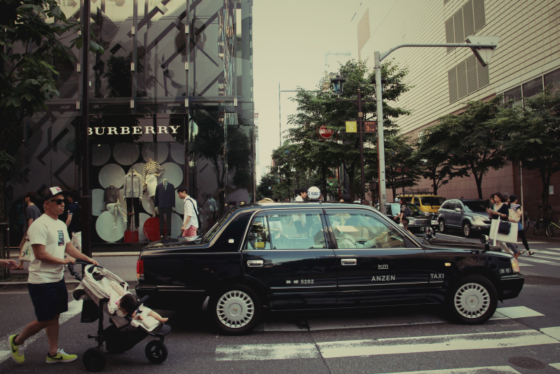 Ein Taxi in Tokio.