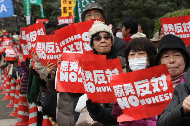 Die Anti-AKW-Demo am 8. März 2015 vor dem Parlament in Tokio.
