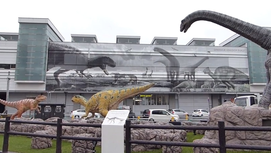 Die Dinosaurier vor dem Bahnhof.