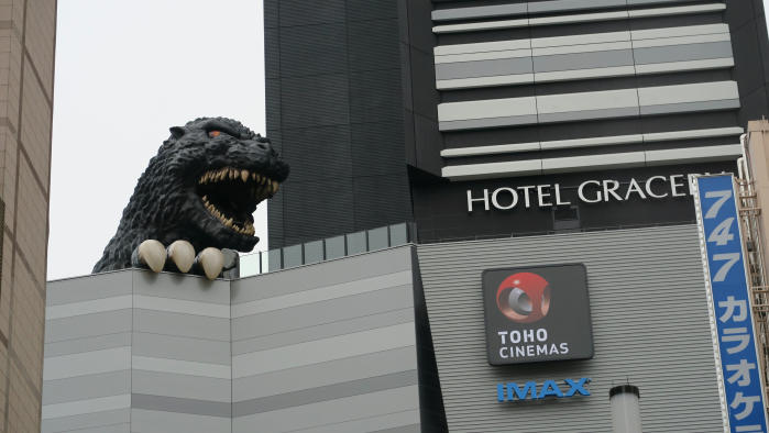 Godzilla auf dem Dach der Toho Cinemas.