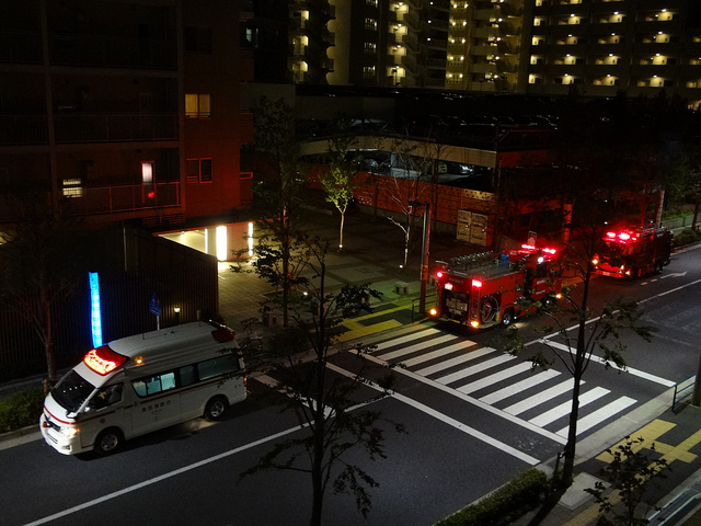 Ein Krankenwagen und die Feuerwehr im Einsatz in Tokio.
